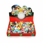 Figurines PokeÌmon pour enfants devant