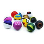 Lot de 12 PokeÌballs avec figurines PokeÌmon devant