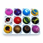 Lot de 12 PokeÌballs avec figurines PokeÌmon ensemble